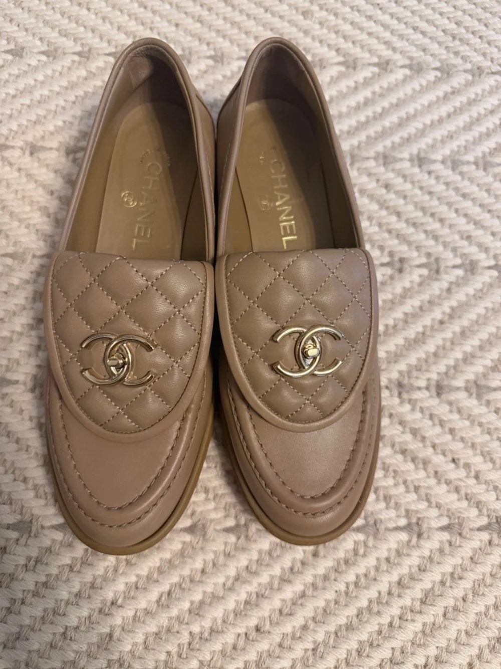 CHANEL Quilted Leather Loafers in Taupe with Gold CC Logo size 39EU 8 US - Picture 2 of 5